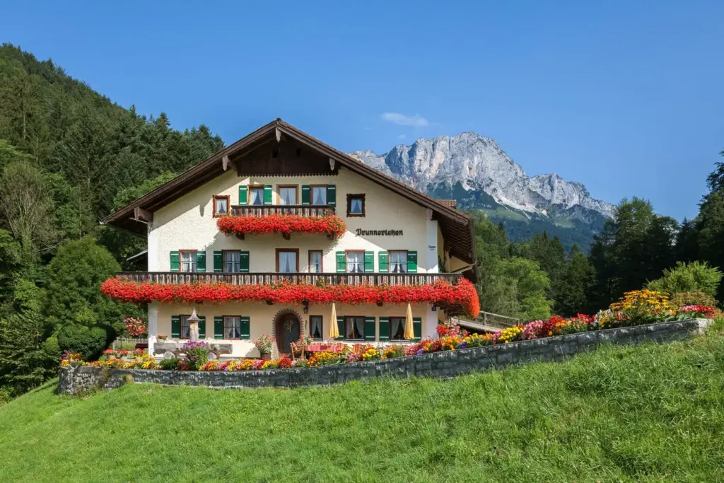 Gästehaus Brunnerlehen in Maria Gern mit Blumenschmuck vor der Berchtesgadener Bergkulisse