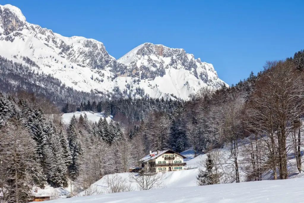 Verschneites Gästehaus Brunnerlehen bei Berchtesgaden im Winter