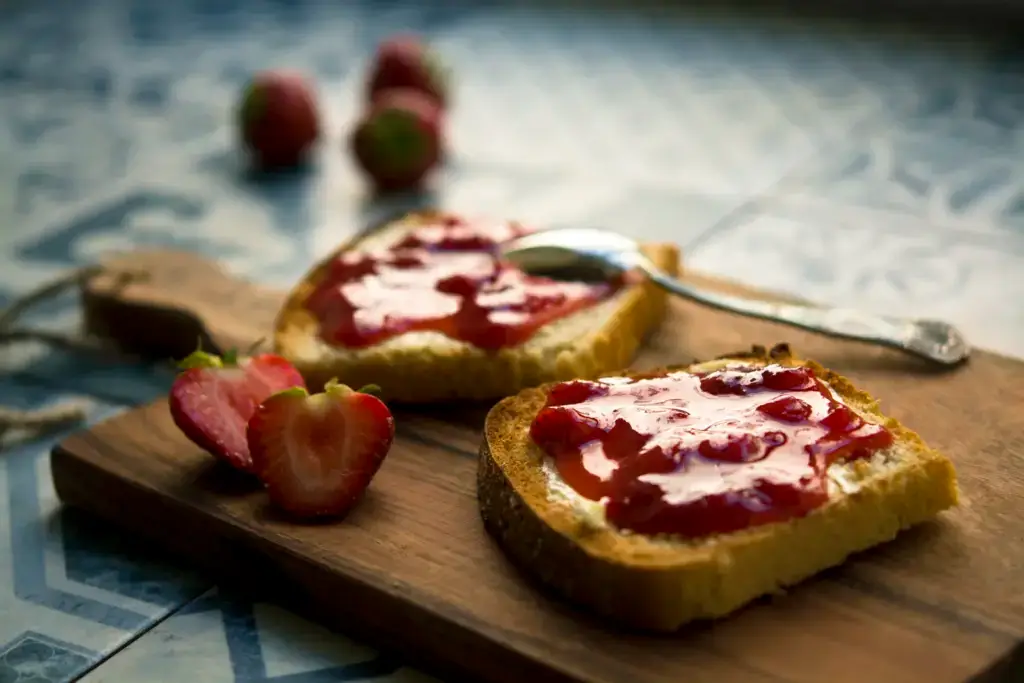 Symbolbild: Frühstück mit frischem Brot und Marmelade (Platzhalter bis zum Fototermin, Unsplash)