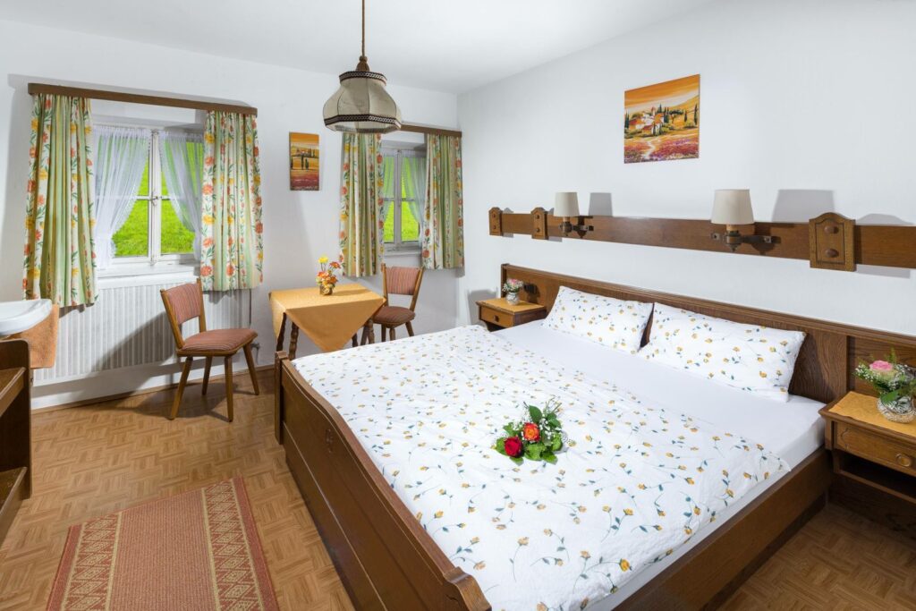 Doppelzimmer 1 im Gästehaus Brunnerlehen, ländlich eingerichtet