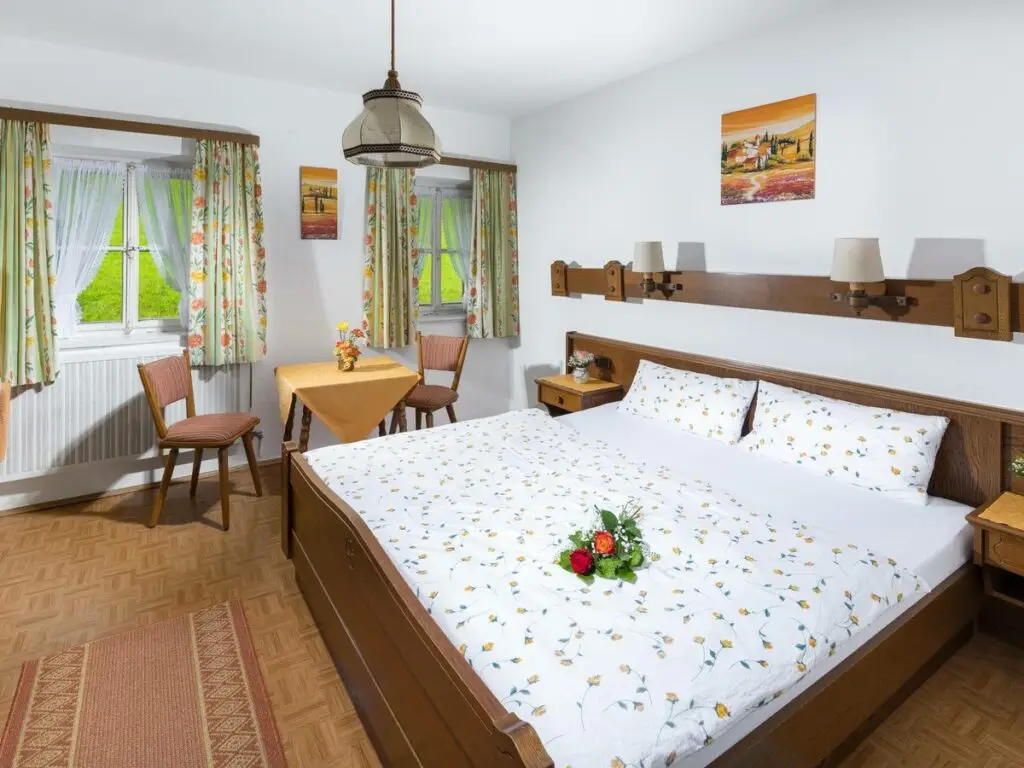 Doppelzimmer 1 im Gästehaus Brunnerlehen, ländlich eingerichtet
