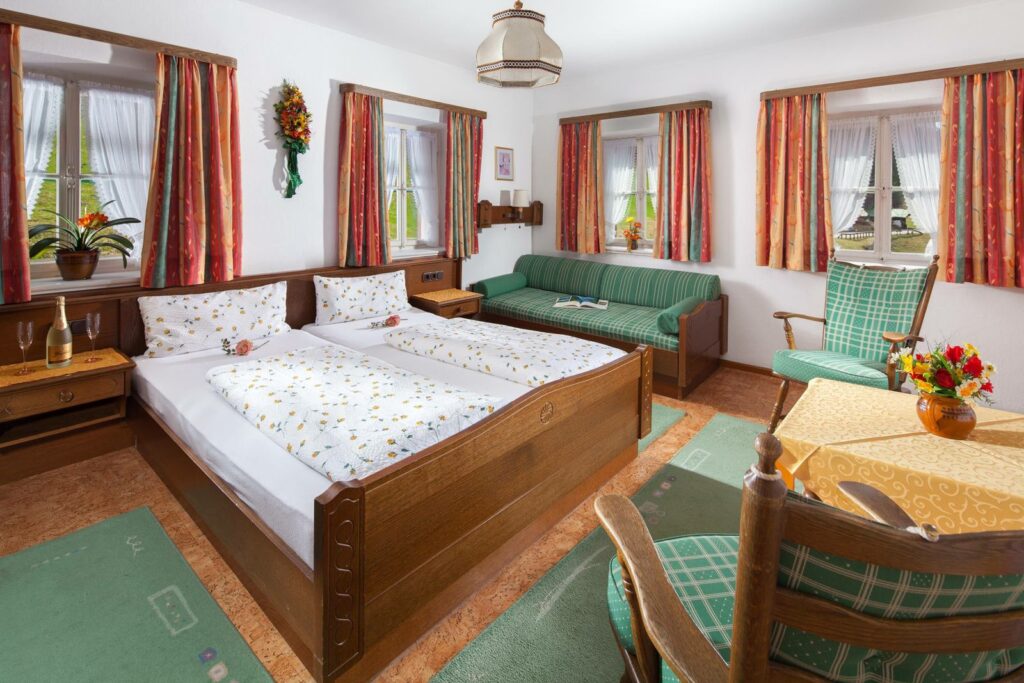 Dreibettzimmer 1 im Gästehaus Brunnerlehen mit Sitzecke