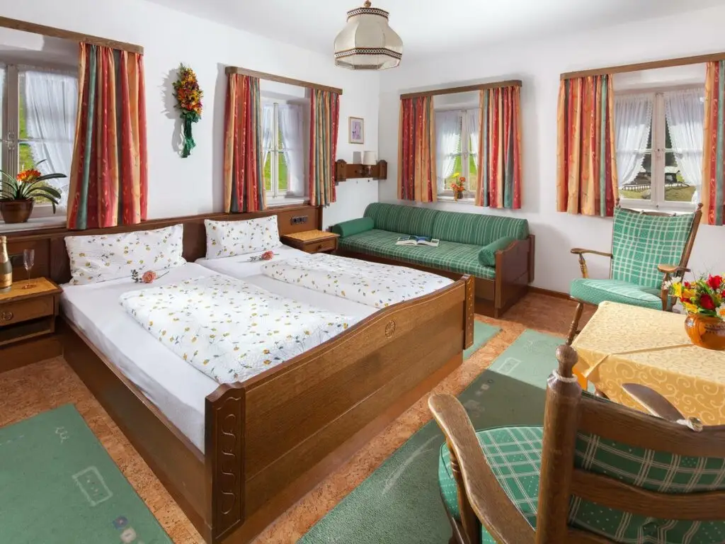 Dreibettzimmer 1 im Gästehaus Brunnerlehen mit Sitzecke