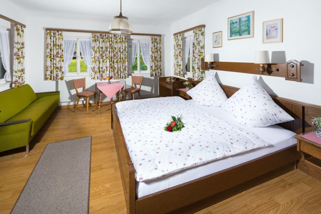 Dreibettzimmer 3 mit eigener Dusche im Gästehaus Brunnerlehen