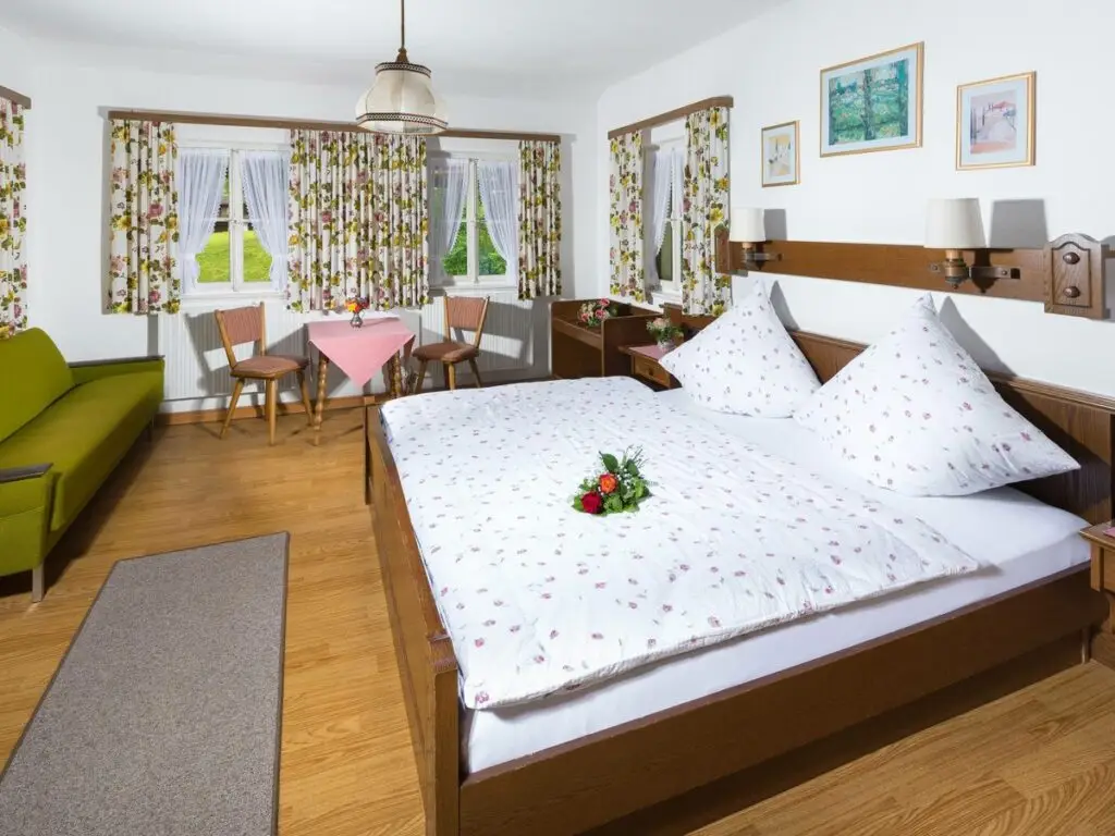 Dreibettzimmer 3 mit eigener Dusche im Gästehaus Brunnerlehen